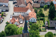 Vue oblique de Kirchstr à le quartier Rechtenbach in Schweigen-Rechtenbach dans le département Rhénanie-Palatinat, Allemagne
