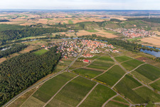 Vue aérienne de Quartier Fahr in Volkach dans le département Bavière, Allemagne