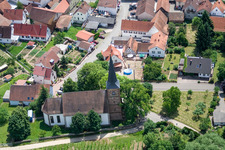 Protestation. Église à le quartier Rechtenbach in Schweigen-Rechtenbach dans le département Rhénanie-Palatinat, Allemagne hors des airs