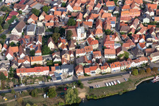 Vue aérienne de Vue de la ville sur les rives du Main en Obereisenheim à le quartier Obereisenheim in Eisenheim dans le département Bavière, Allemagne
