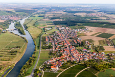 Vue aérienne de Les rives du Main en Stammheim à le quartier Stammheim in Kolitzheim dans le département Bavière, Allemagne