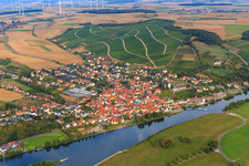Vue aérienne de Vue de la ville sur le Main depuis l'est à Wipfeld dans le département Bavière, Allemagne