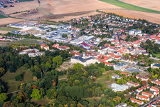 Vue aérienne de Parc industriel et implantation d'entreprises à Werneck dans le département Bavière, Allemagne