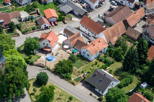 Vue oblique de Dans le vignoble paroissial à le quartier Rechtenbach in Schweigen-Rechtenbach dans le département Rhénanie-Palatinat, Allemagne