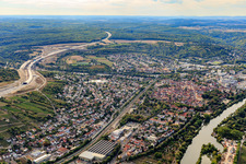 Vue aérienne de Vue de la ville avec les voies ferrées en contrebas du chantier de l'A3 à le quartier Heidingsfeld in Würzburg dans le département Bavière, Allemagne