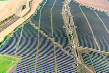 Vue aérienne de Systèmes d'énergie solaire à grande échelle en espace ouvert à le quartier Moos in Geroldshausen dans le département Bavière, Allemagne