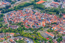 Vue aérienne de Centre historique avec l'église catholique Saint-Pierre-et-Paul au cimetière à Grünsfeld dans le département Bade-Wurtemberg, Allemagne