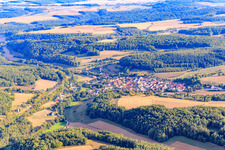 Vue aérienne de Vue du village dans la vallée d'Eubigheim depuis le nord à le quartier Uiffingen in Boxberg dans le département Bade-Wurtemberg, Allemagne