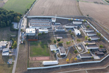 Vue aérienne de Terrain de la prison et clôture de sécurité de l'établissement correctionnel Établissement correctionnel Adelsheim à Adelsheim dans le département Bade-Wurtemberg, Allemagne