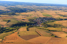 Vue aérienne de Vue du village depuis le sud-est à le quartier Waldmühlbach in Billigheim dans le département Bade-Wurtemberg, Allemagne