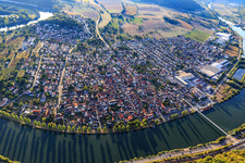 Vue aérienne de Vue de la ville sur les rives du Neckar depuis l'est à le quartier Michaelsberg in Haßmersheim dans le département Bade-Wurtemberg, Allemagne