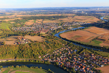 Vue aérienne de Vue du village dans un méandre du Neckar près de Haßmersheim à le quartier Böttingen in Gundelsheim dans le département Bade-Wurtemberg, Allemagne