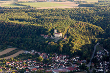 Vue aérienne de Forteresse de Guttenberg à le quartier Neckarmühlbach in Haßmersheim dans le département Bade-Wurtemberg, Allemagne