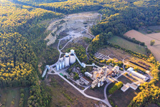 Vue aérienne de Carrière de matériaux de Heidelberg à Haßmersheim dans le département Bade-Wurtemberg, Allemagne
