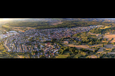 Vue aérienne de Panorama de la ville depuis le sud-est à Östringen dans le département Bade-Wurtemberg, Allemagne