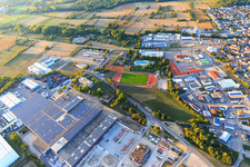 Vue aérienne de Zone industrielle Industriestraße avec le centre logistique Östringen de Rothermel warehousing services GmbH et Interbran Advanced Materials GmbH à Östringen dans le département Bade-Wurtemberg, Allemagne