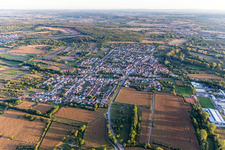 Vue aérienne de Vue de la ville depuis le sud à le quartier Stettfeld in Ubstadt-Weiher dans le département Bade-Wurtemberg, Allemagne