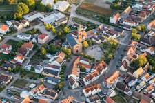 Vue aérienne de Église paroissiale Saint-Nicolas au centre du village à le quartier Weiher in Ubstadt-Weiher dans le département Bade-Wurtemberg, Allemagne