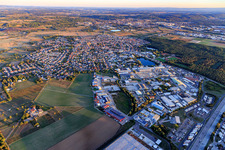 Vue aérienne de Zone industrielle sur l'A5 avec RONAL TECHNOLOGIE GmbH à Forst dans le département Bade-Wurtemberg, Allemagne