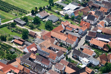 Vue aérienne de Rue principale vue du nord à Winden dans le département Rhénanie-Palatinat, Allemagne