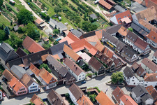 Vue aérienne de Rue principale x rue Raiffeisen depuis le nord à Winden dans le département Rhénanie-Palatinat, Allemagne