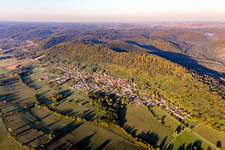 Vue aérienne de Village - Vue en bordure des Vosges du Nord à Ernolsheim-les-Saverne à Ernolsheim-lès-Saverne dans le département Bas Rhin, France