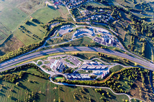 Vue aérienne de Aires de stationnement pour camions sur l'aire de service de l'autoroute et parking de l'Aire de Service AVIA de Saverne-Eckartswiller à Eckartswiller dans le département Bas Rhin, France