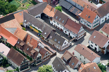Vue aérienne de Rue principale vue du nord à Winden dans le département Rhénanie-Palatinat, Allemagne