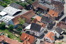Vue aérienne de Rue principale depuis le nord-est à Winden dans le département Rhénanie-Palatinat, Allemagne