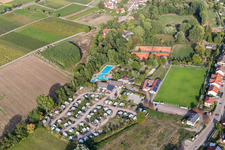 Photographie aérienne de Piscine extérieure et camping dans le Klingbachtal à le quartier Klingen in Heuchelheim-Klingen dans le département Rhénanie-Palatinat, Allemagne