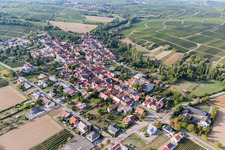 Au jardin paroissial à le quartier Heuchelheim in Heuchelheim-Klingen dans le département Rhénanie-Palatinat, Allemagne hors des airs