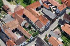 Vue aérienne de Rue principale depuis le nord-est à Winden dans le département Rhénanie-Palatinat, Allemagne
