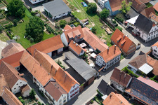 Vue aérienne de Rue principale x Grasweg à Winden dans le département Rhénanie-Palatinat, Allemagne