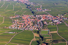 Vue aérienne de Vue du village viticole entre les vignes depuis le sud à Hainfeld dans le département Rhénanie-Palatinat, Allemagne