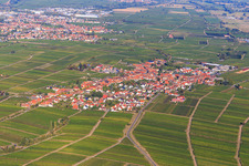 Vue aérienne de Vue du village viticole entre les vignes depuis le sud-ouest à le quartier Rhodt in Rhodt unter Rietburg dans le département Rhénanie-Palatinat, Allemagne