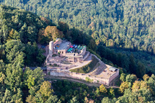 Ruines du château de Rietburg à Rhodt unter Rietburg dans le département Rhénanie-Palatinat, Allemagne d'en haut