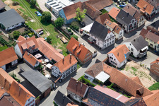 Vue aérienne de Rue principale x Grasweg à Winden dans le département Rhénanie-Palatinat, Allemagne