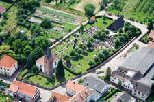 Vue aérienne de Cimetière Winden à Winden dans le département Rhénanie-Palatinat, Allemagne