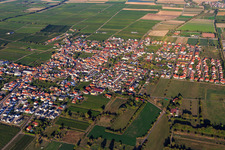 Vue aérienne de Vue du village viticole entre les vignes depuis l'ouest à le quartier Niederkirchen in Niederkirchen bei Deidesheim dans le département Rhénanie-Palatinat, Allemagne