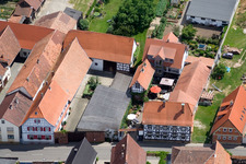 Rue principale vue du nord à Winden dans le département Rhénanie-Palatinat, Allemagne d'en haut