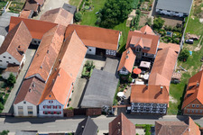 Rue principale vue du nord à Winden dans le département Rhénanie-Palatinat, Allemagne hors des airs