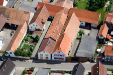 Rue principale vue du nord à Winden dans le département Rhénanie-Palatinat, Allemagne vue d'en haut