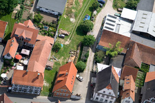 Rue principale vue du nord à Winden dans le département Rhénanie-Palatinat, Allemagne depuis l'avion