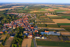 Vue aérienne de Vue du village depuis l'ouest à Winden dans le département Rhénanie-Palatinat, Allemagne