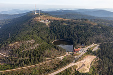 Vue aérienne de Station de secours de montagne de Hornisgrinde (plus haut sommet du nord de la Forêt-Noire) et station de secours de montagne de Hornisgrinde - refuge Karl-Speck, tour de Hornisgrinde, tour Bismarck, pylône de transmission et refuge Grinde au-dessus du lac Mummelsee sur la route principale de la Forêt-Noire B500 à Seebach à le quartier Obersasbach in Sasbach dans le département Bade-Wurtemberg, Allemagne