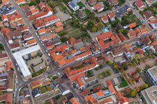 Image drone de Manifestation « Alliance des femmes Kandel » contre « AntiFa/Nous sommes Kandel/Grand-mères contre la droite » à Kandel dans le département Rhénanie-Palatinat, Allemagne