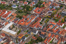 Image drone de Manifestation « Alliance des femmes Kandel » contre « AntiFa/Nous sommes Kandel/Grand-mères contre la droite » à Kandel dans le département Rhénanie-Palatinat, Allemagne