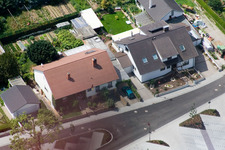 Rue de la gare à Winden dans le département Rhénanie-Palatinat, Allemagne du point de vue du drone