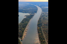 Vue aérienne de Cours du Rhin entre la France et l'Allemagne vers le sud à Elchesheim-Illingen dans le département Bade-Wurtemberg, Allemagne