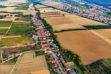 Vue aérienne de Rue principale vue de l'ouest à Vollmersweiler dans le département Rhénanie-Palatinat, Allemagne
